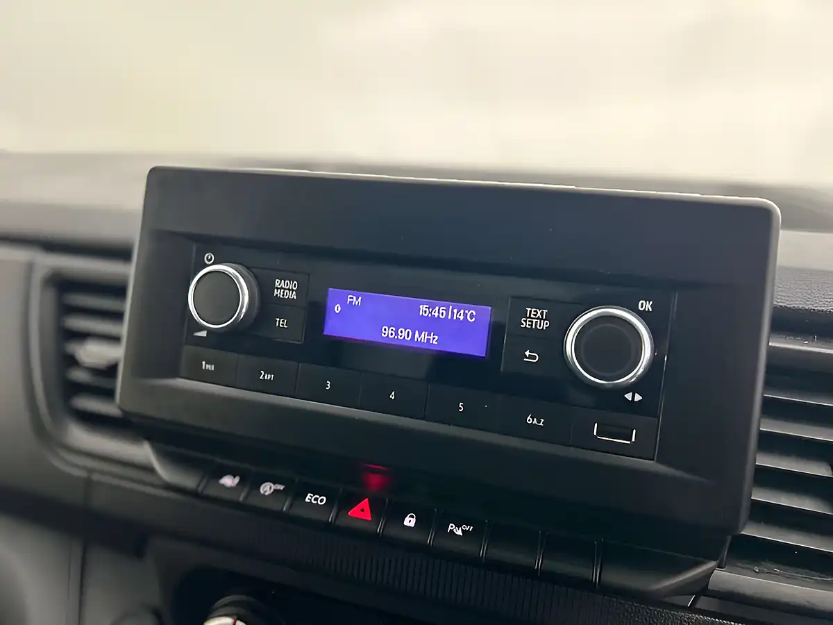 Used 2023 Nissan Primastar Acenta White - Interior and Exterior details 18