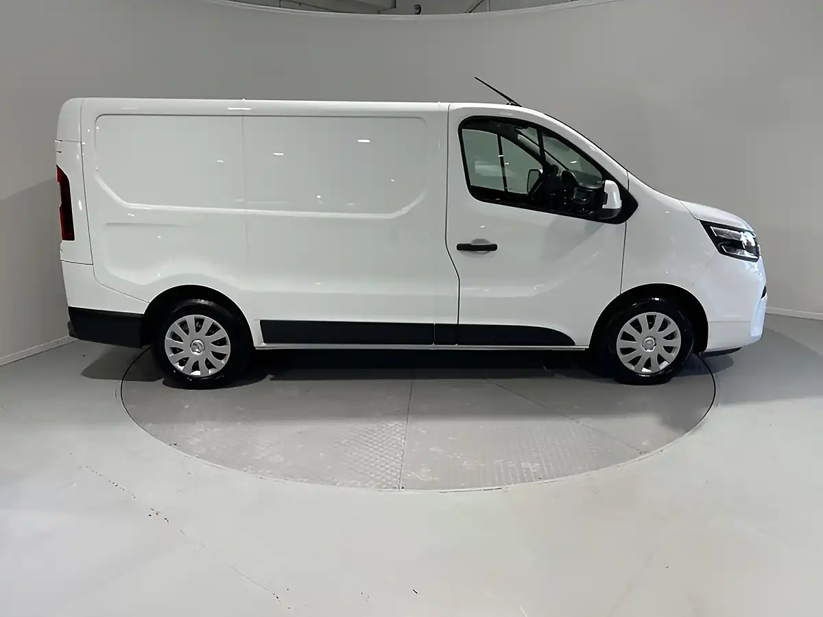 Used 2023 Nissan Primastar Acenta White - Interior and Exterior details 4
