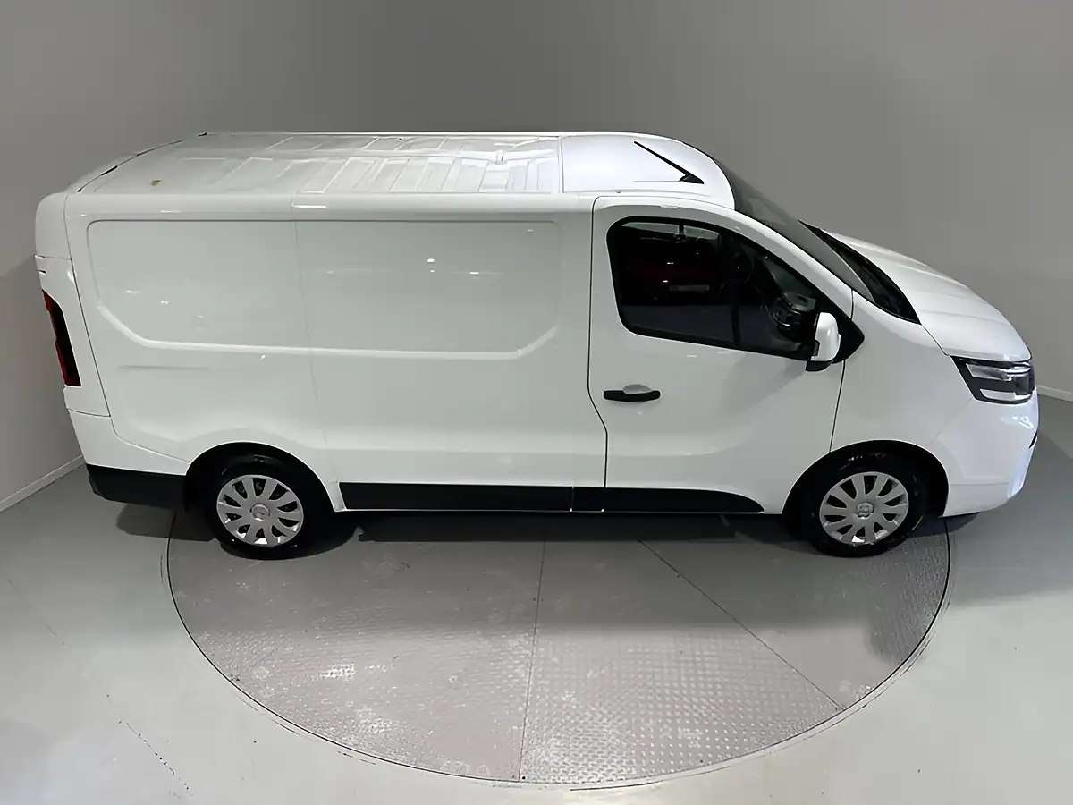 Used 2023 Nissan Primastar Acenta White - Interior and Exterior details 5