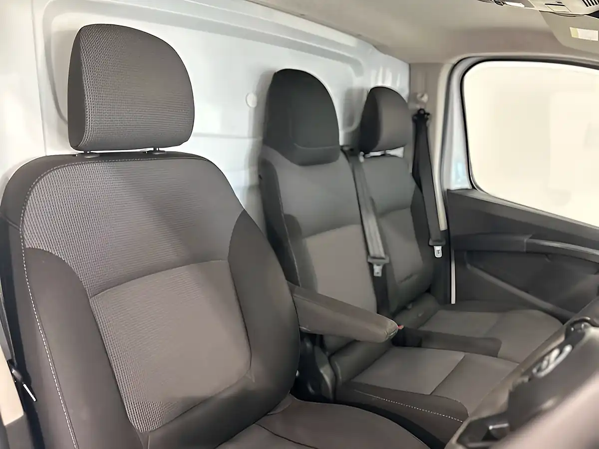 Used 2023 Nissan Primastar Acenta White - Interior and Exterior details 9
