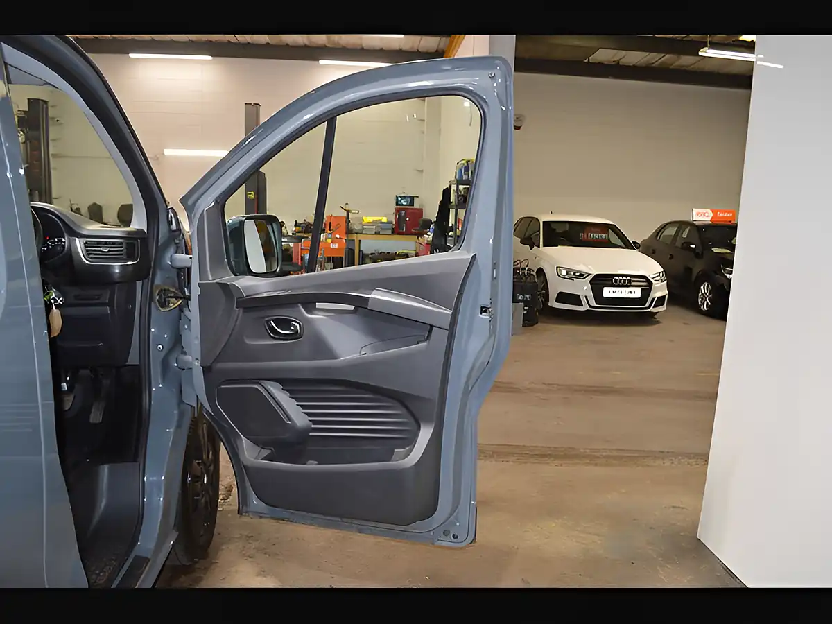 Used 2023 Nissan Primastar Tekna Grey - Interior and Exterior details 19