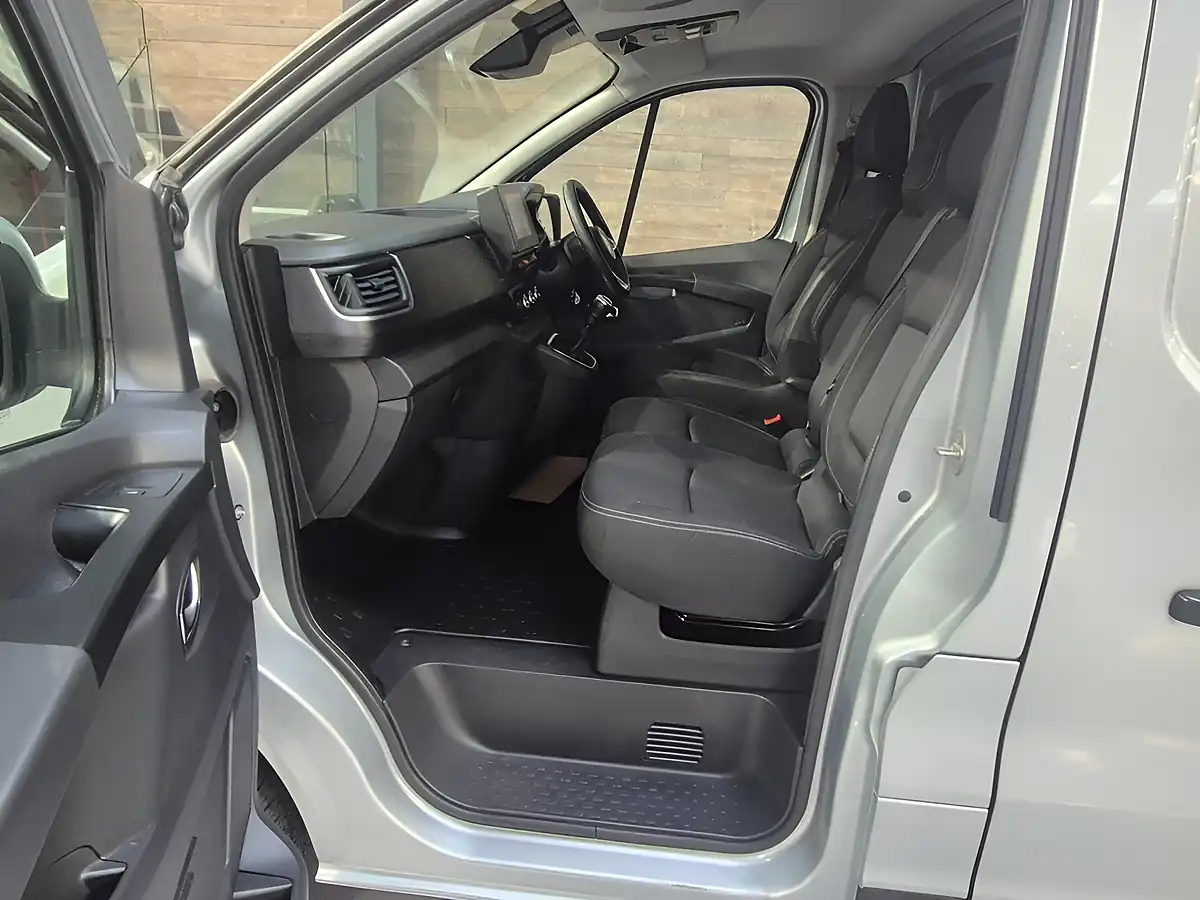 Used 2023 Nissan Primastar Tekna Grey - Interior and Exterior details 14