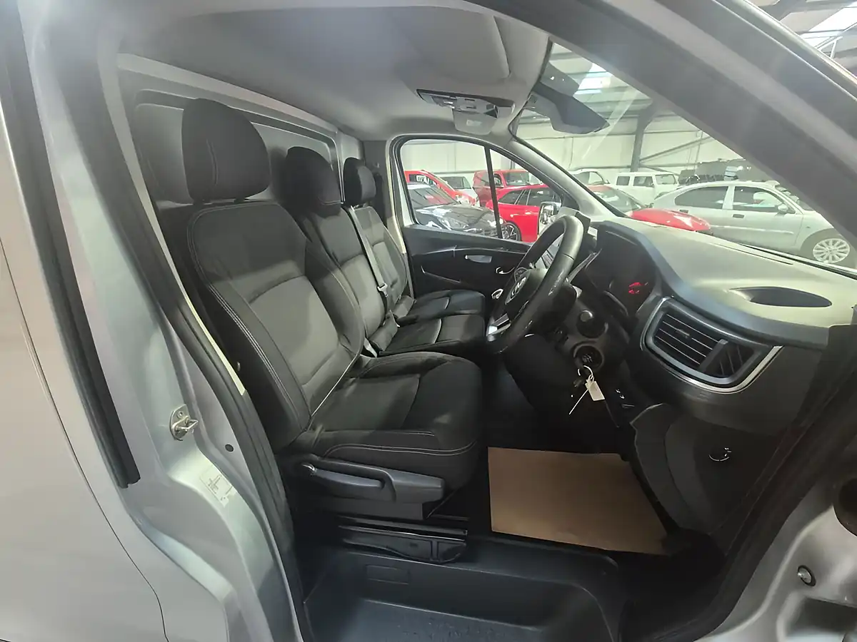 Used 2023 Nissan Primastar Tekna Grey - Interior and Exterior details 15