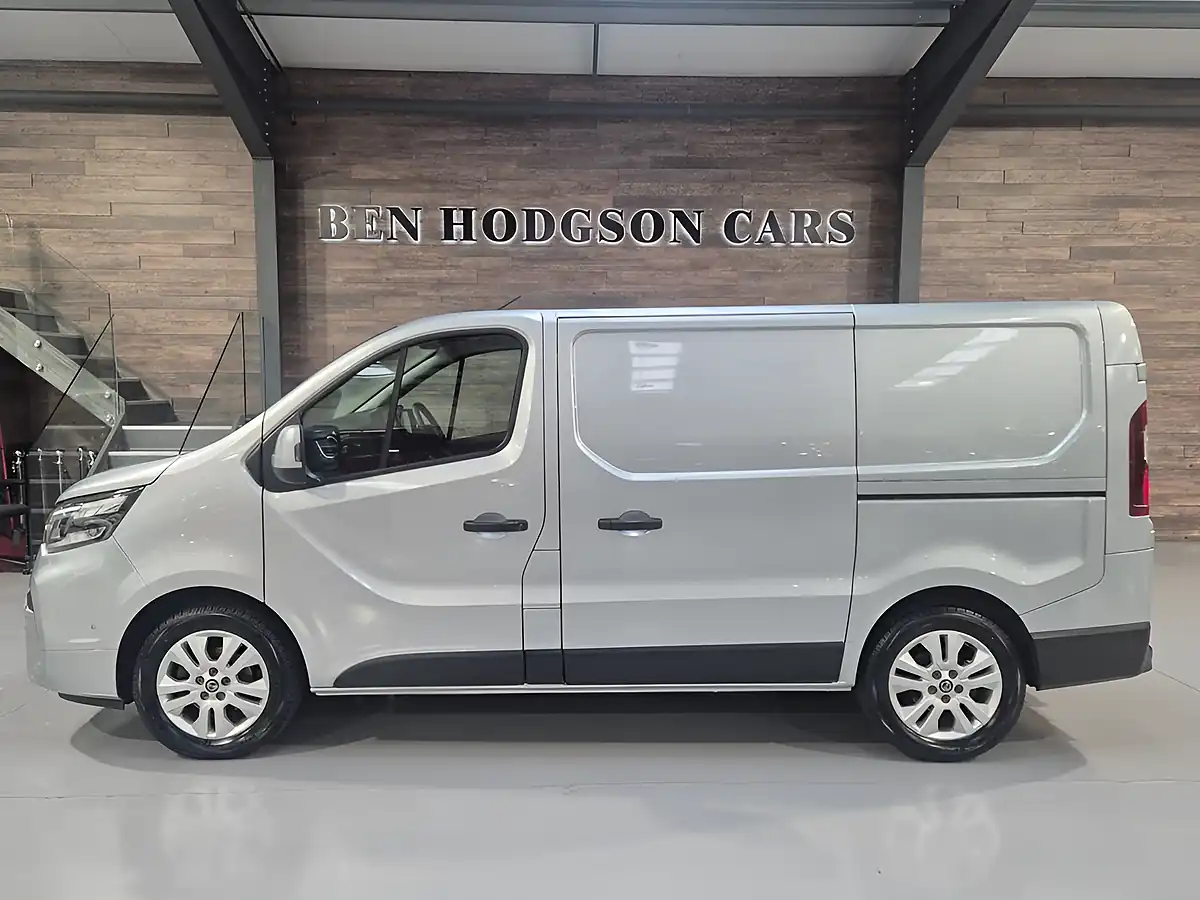 Used 2023 Nissan Primastar Tekna Grey - Interior and Exterior details 8