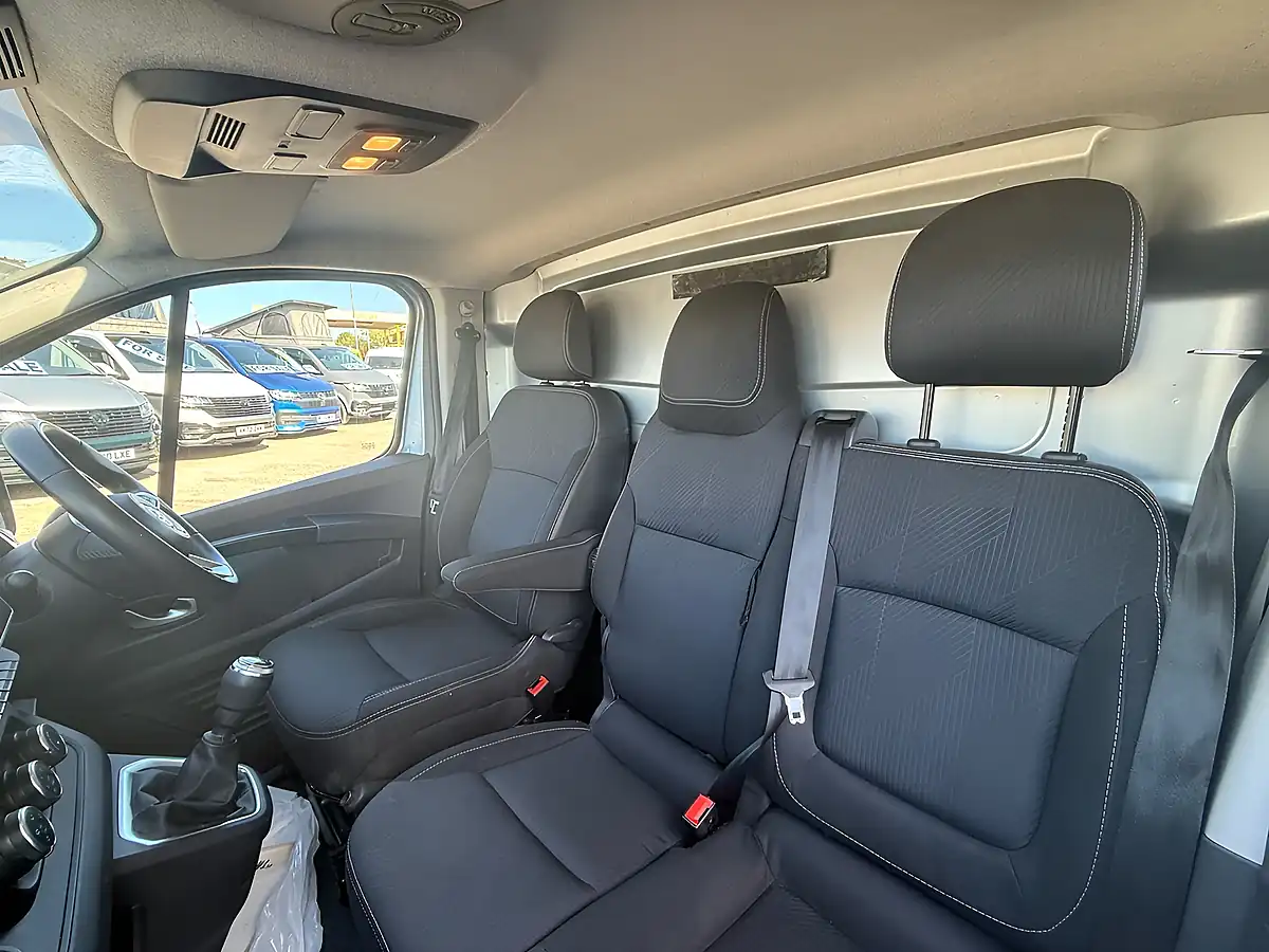 Used 2023 Nissan Primastar Tekna Grey - Interior and Exterior details 11