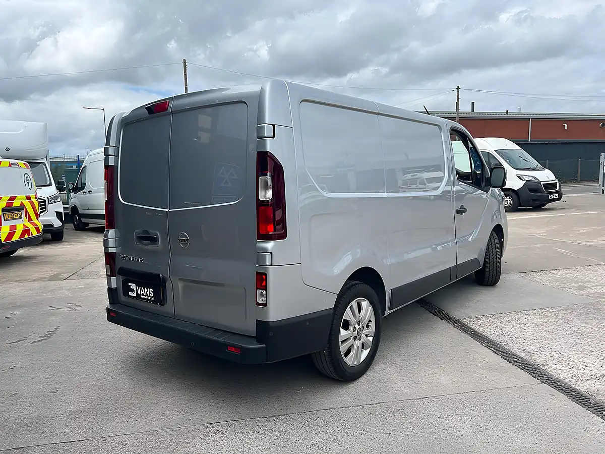Used 2023 Nissan Primastar Tekna Grey - Interior and Exterior details 4