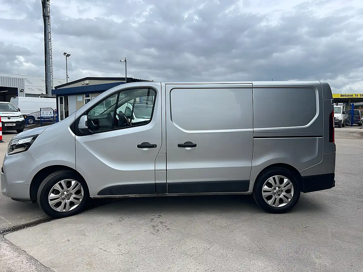 Used 2023 Nissan Primastar Tekna Grey - Interior and Exterior details 7