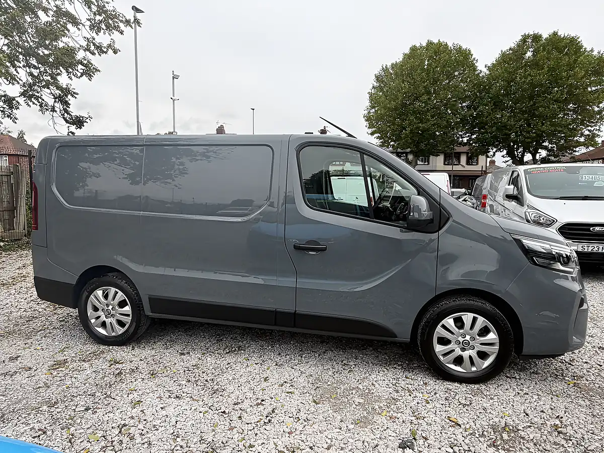 Used 2023 Nissan Primastar Tekna L1 Grey - Interior and Exterior details 12