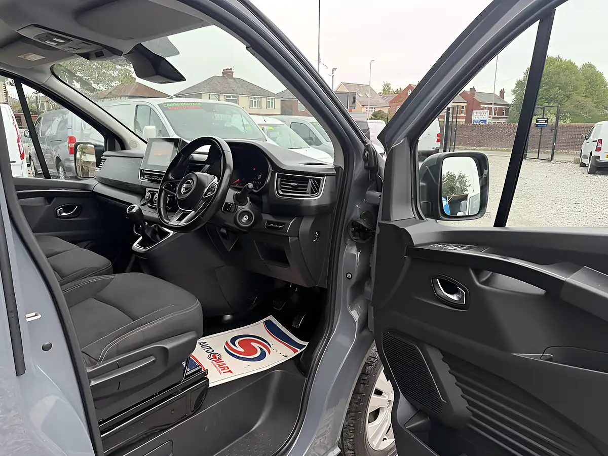 Used 2023 Nissan Primastar Tekna L1 Grey - Interior and Exterior details 13