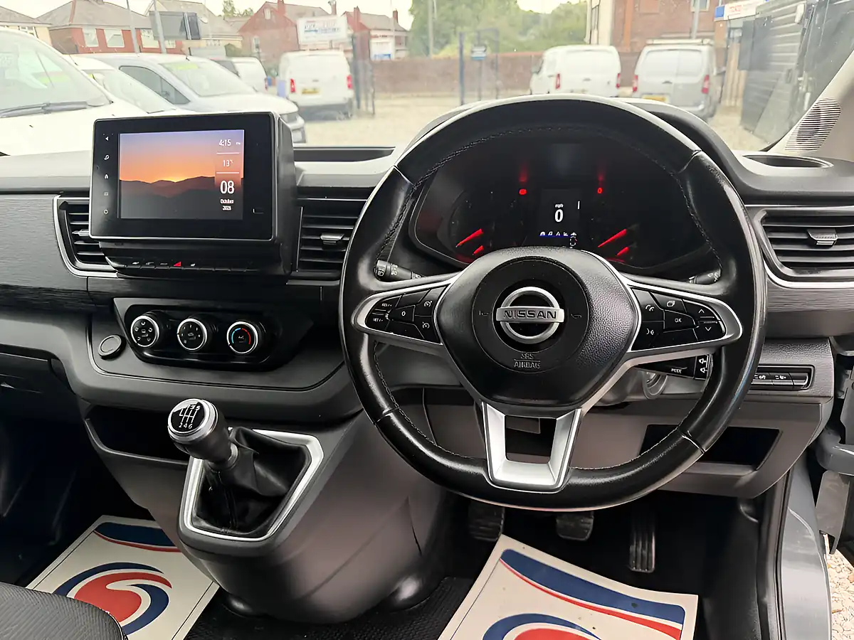 Used 2023 Nissan Primastar Tekna L1 Grey - Interior and Exterior details 14