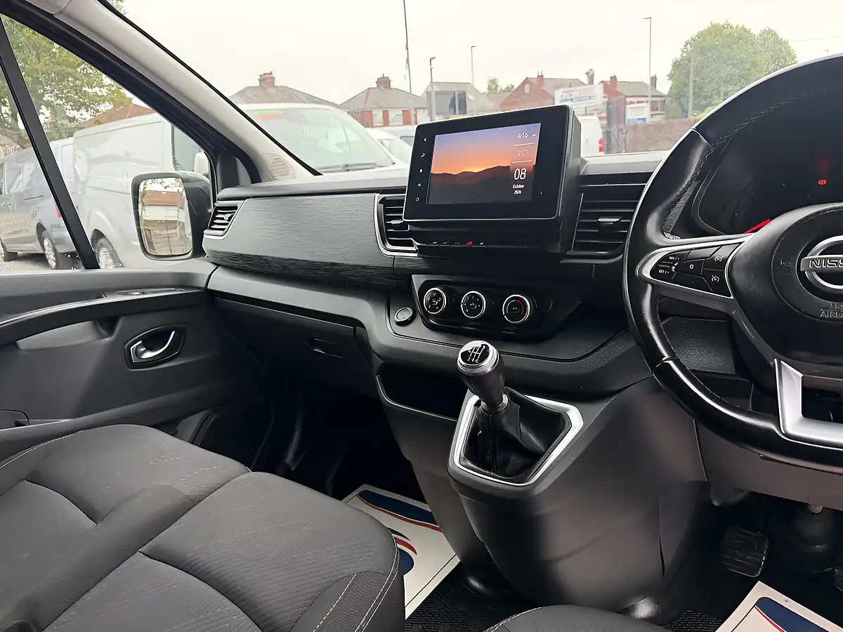 Used 2023 Nissan Primastar Tekna L1 Grey - Interior and Exterior details 15