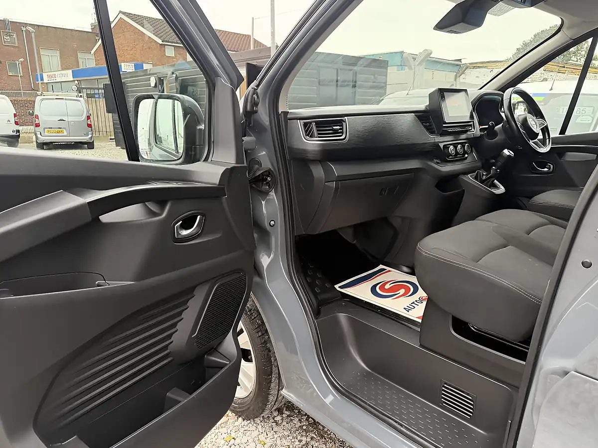 Used 2023 Nissan Primastar Tekna L1 Grey - Interior and Exterior details 16