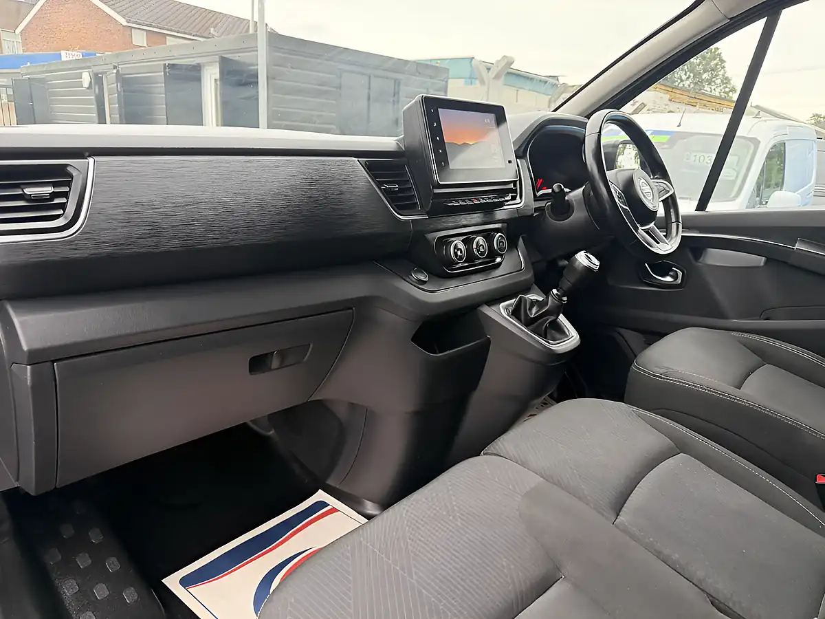 Used 2023 Nissan Primastar Tekna L1 Grey - Interior and Exterior details 17
