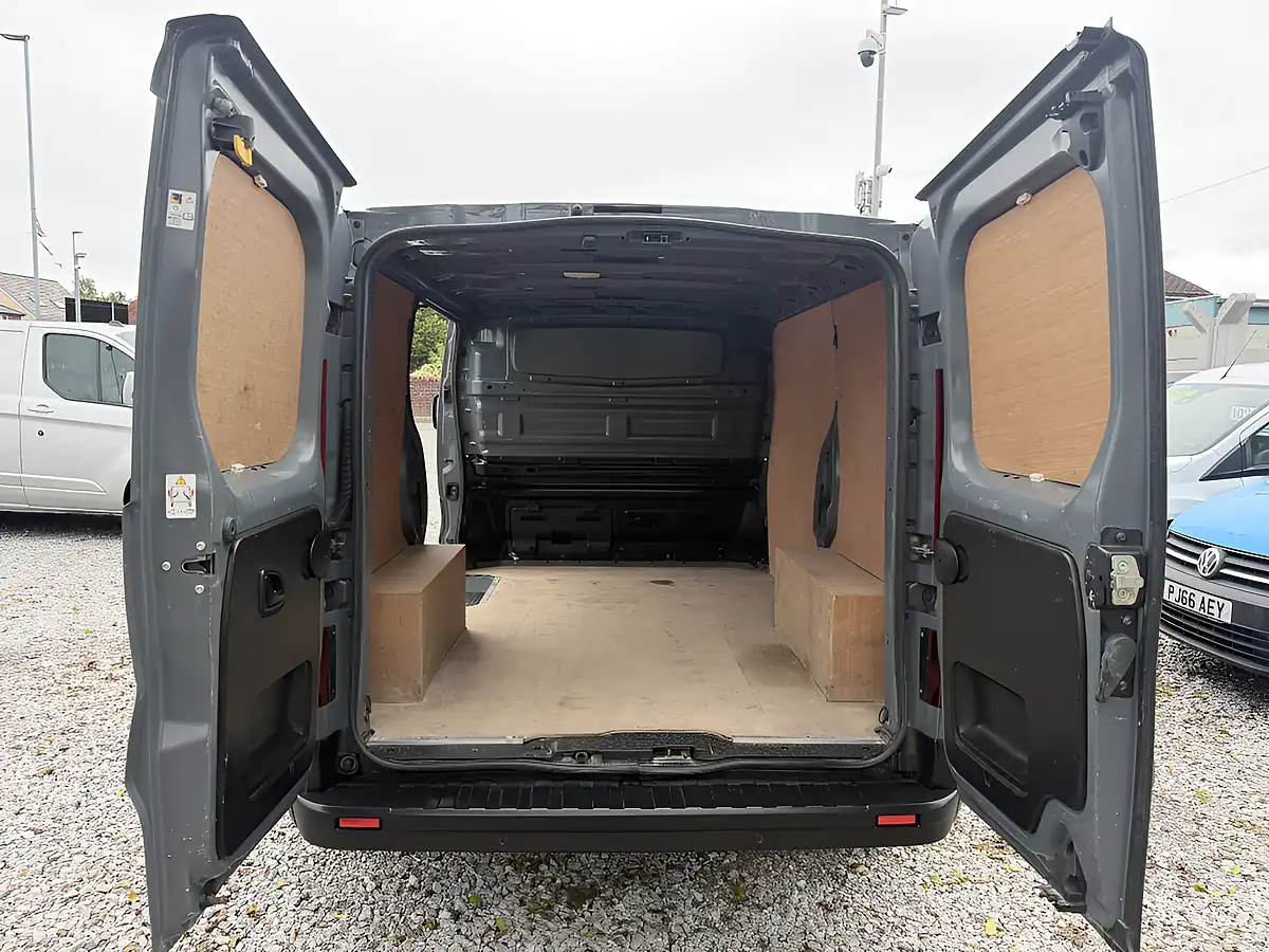 Used 2023 Nissan Primastar Tekna L1 Grey - Interior and Exterior details 19