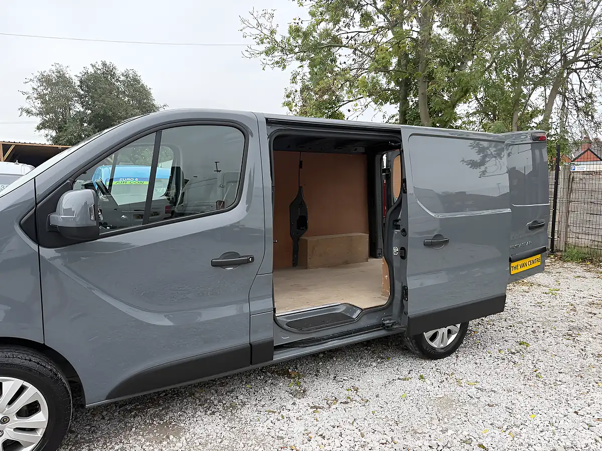 Used 2023 Nissan Primastar Tekna L1 Grey - Interior and Exterior details 20