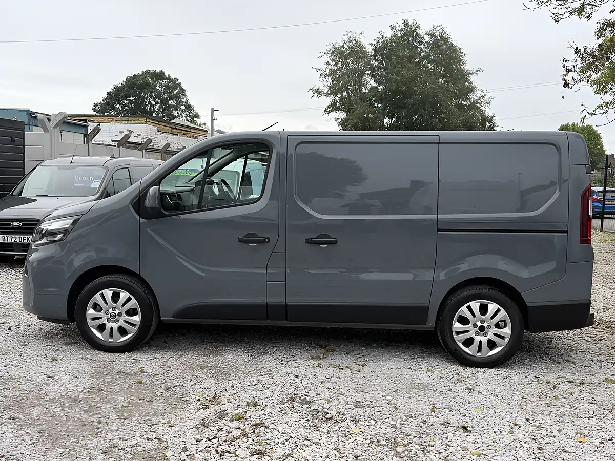 Used 2023 Nissan Primastar Tekna L1 Grey - Interior and Exterior details 7