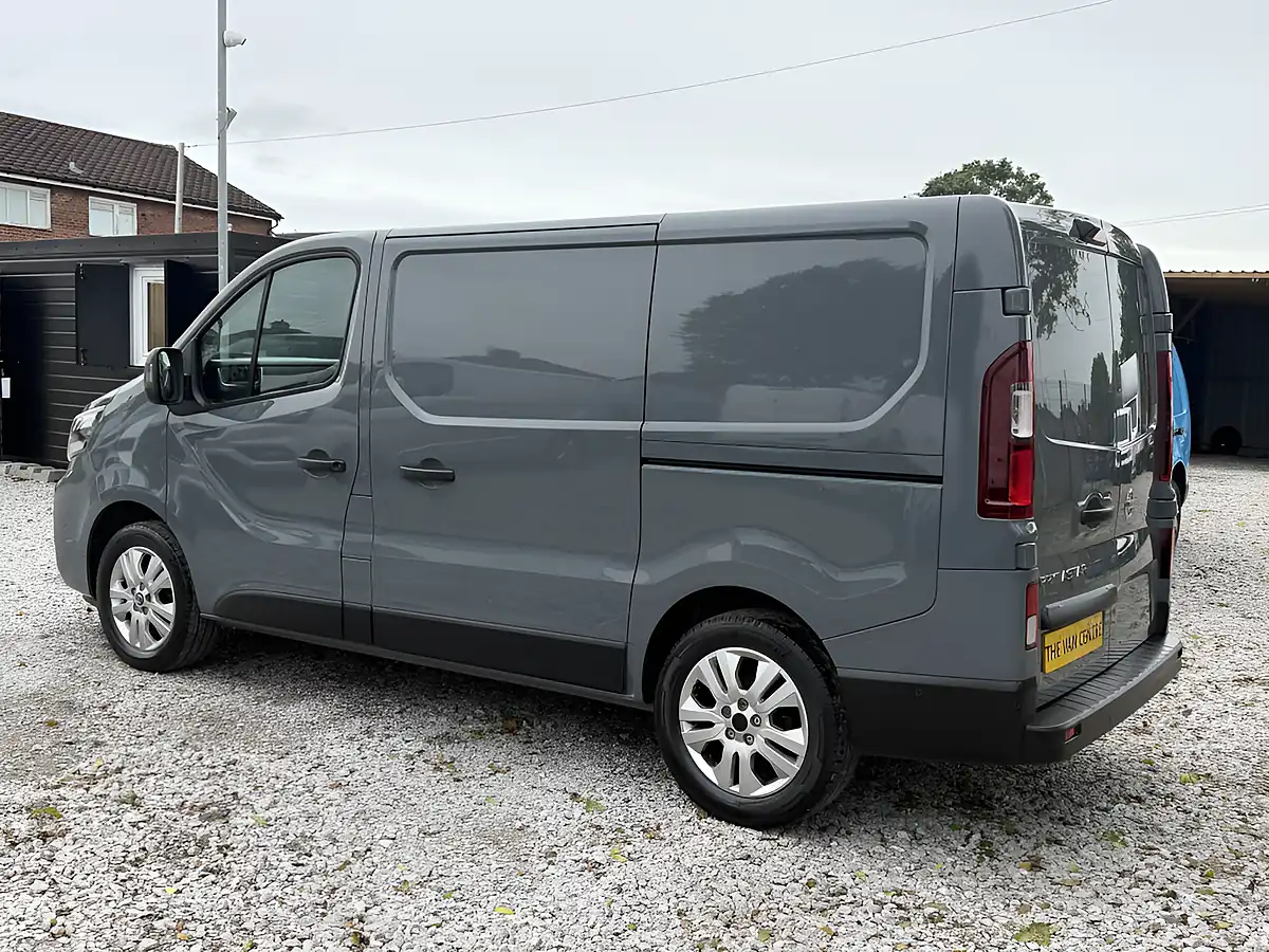 Used 2023 Nissan Primastar Tekna L1 Grey - Interior and Exterior details 8