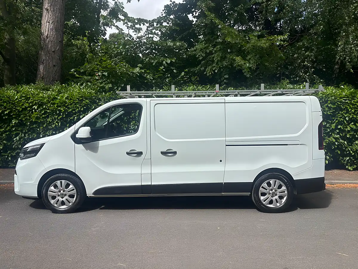 Used 2023 Nissan Primastar Tekna L2 H1 White - Interior and Exterior details 4