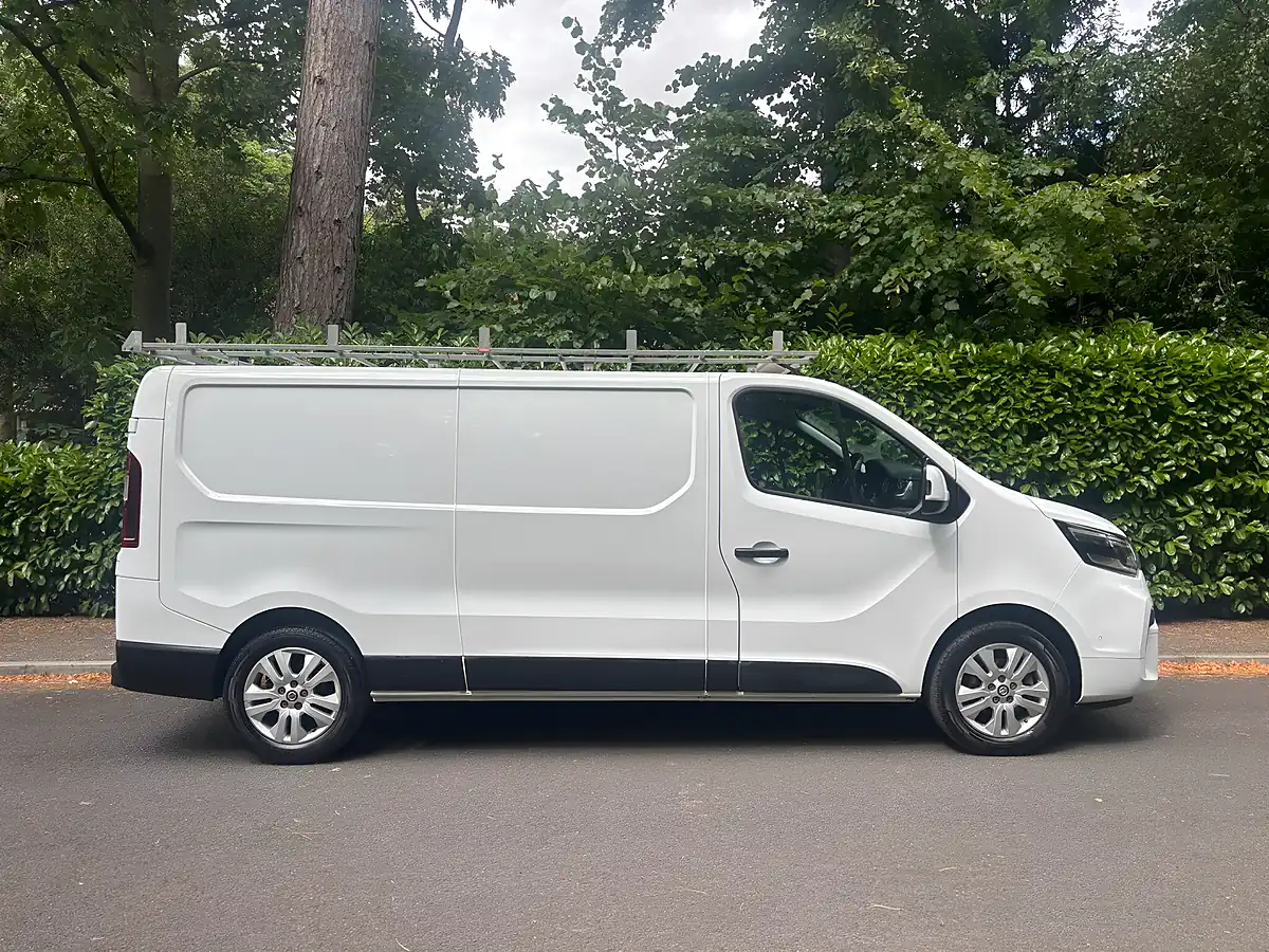 Used 2023 Nissan Primastar Tekna L2 H1 White - Interior and Exterior details 7