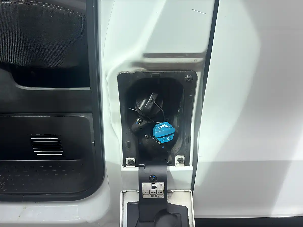 Used 2023 Nissan Primastar Tekna L2 H1 White - Interior and Exterior details 9