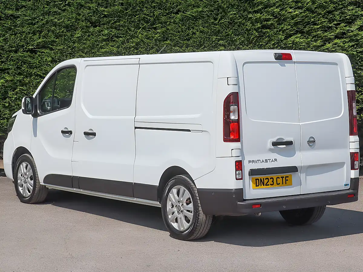 Used 2023 Nissan Primastar Tekna White - Interior and Exterior details 10