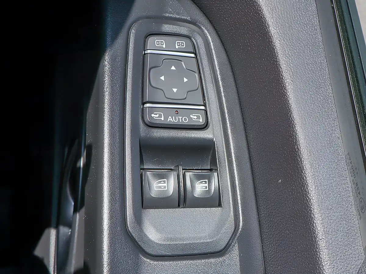 Used 2023 Nissan Primastar Tekna White - Interior and Exterior details 16