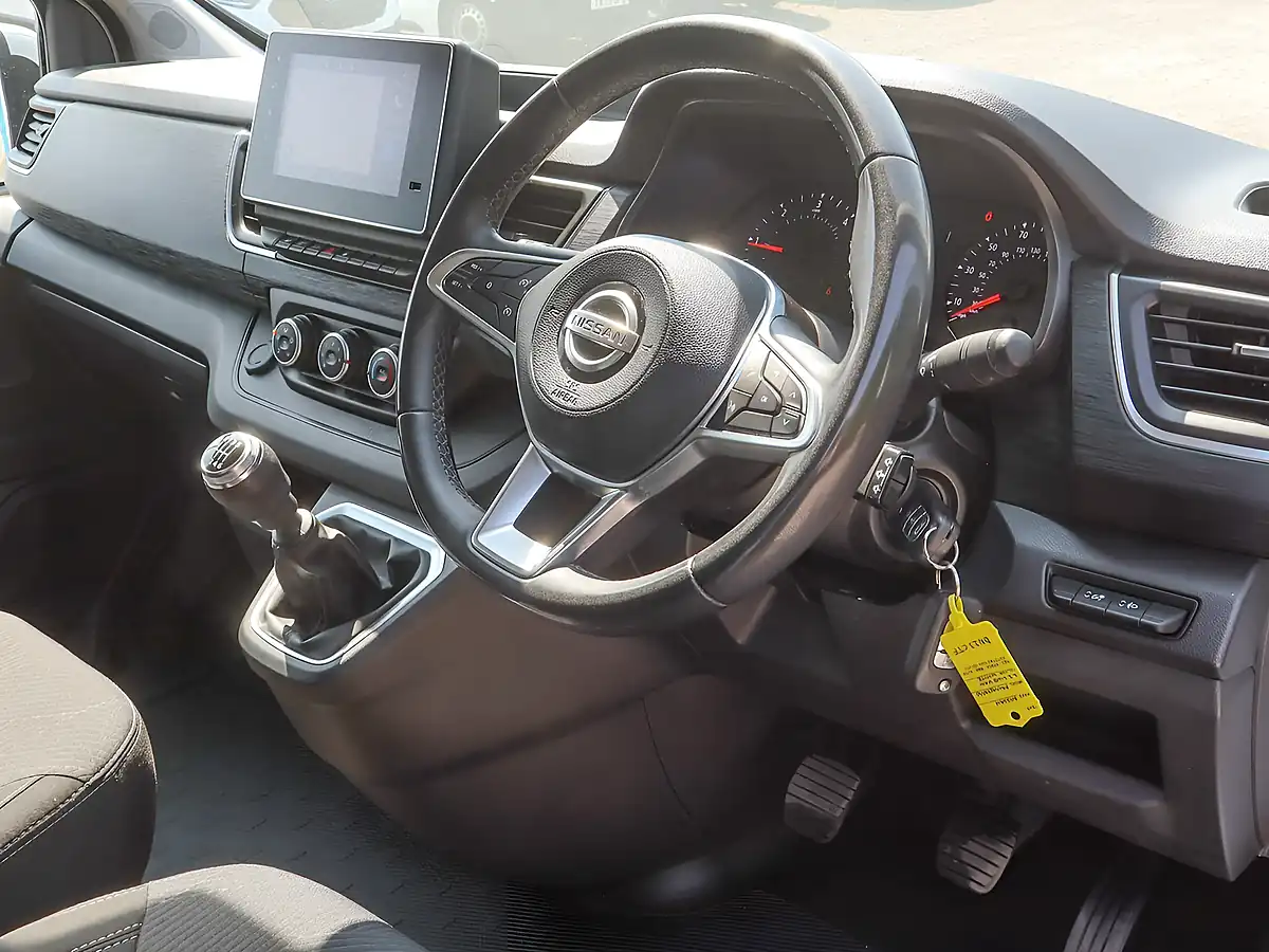 Used 2023 Nissan Primastar Tekna White - Interior and Exterior details 18