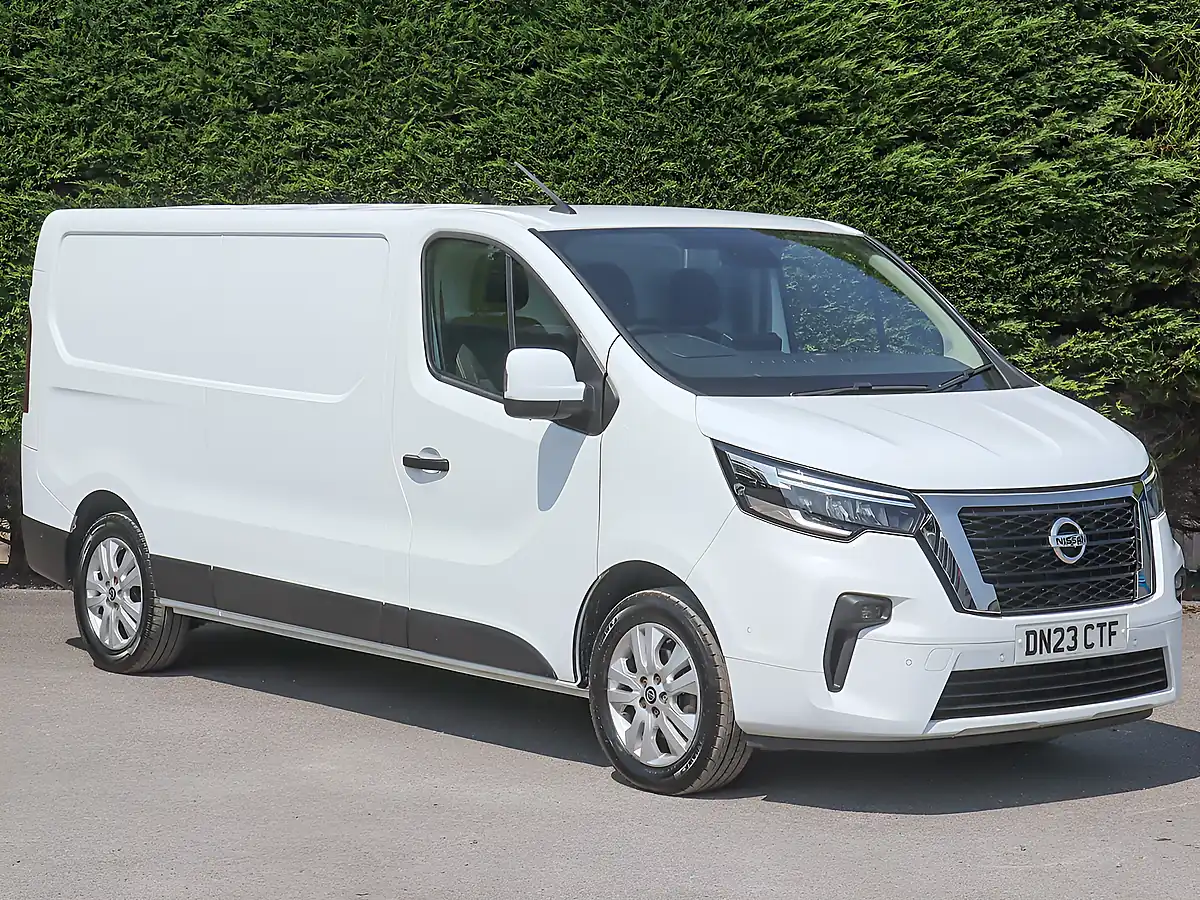 Used 2023 Nissan Primastar Tekna White - Interior and Exterior details 4