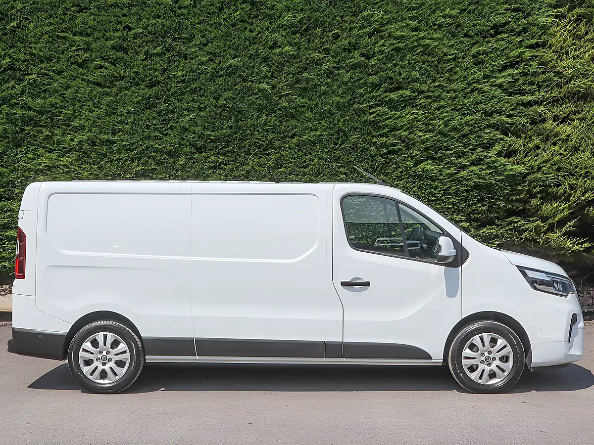 Used 2023 Nissan Primastar Tekna White - Interior and Exterior details 5