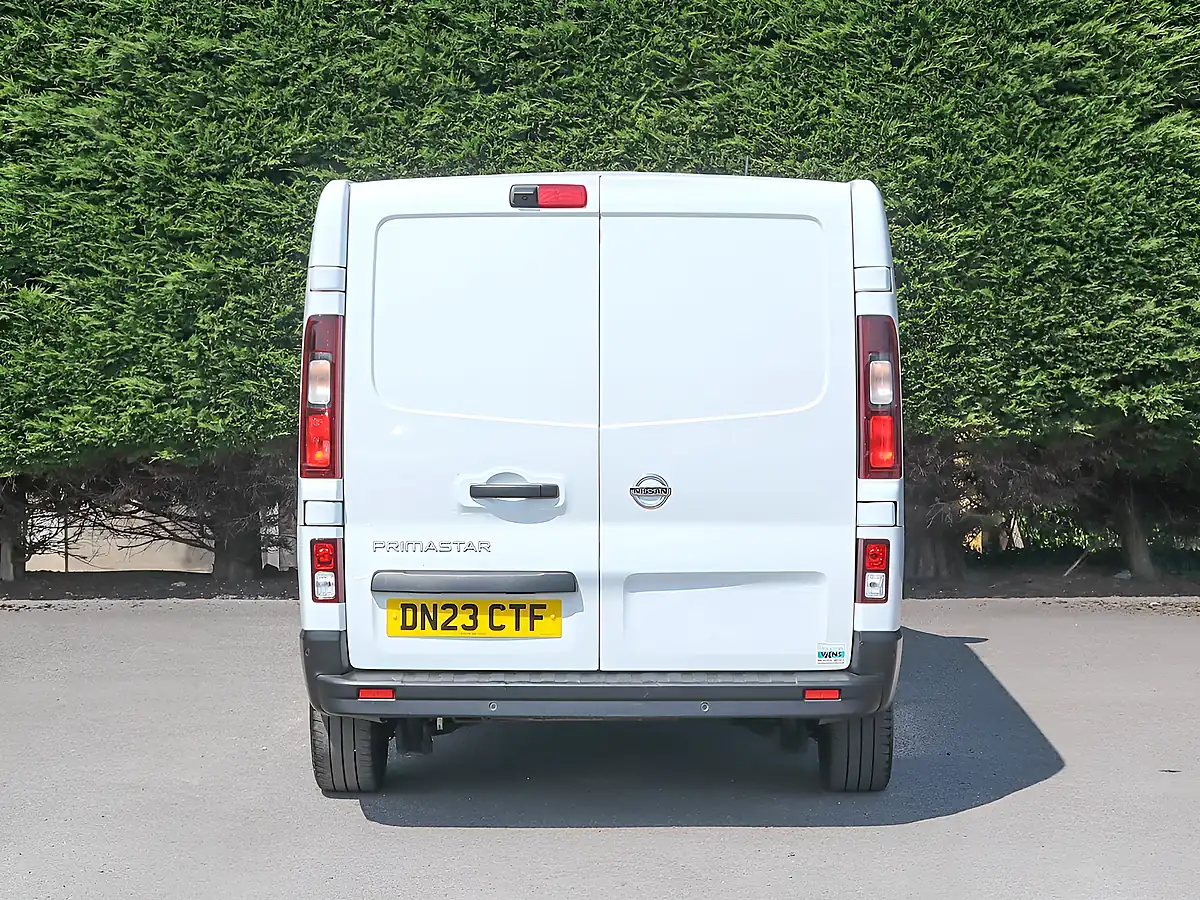 Used 2023 Nissan Primastar Tekna White - Interior and Exterior details 7