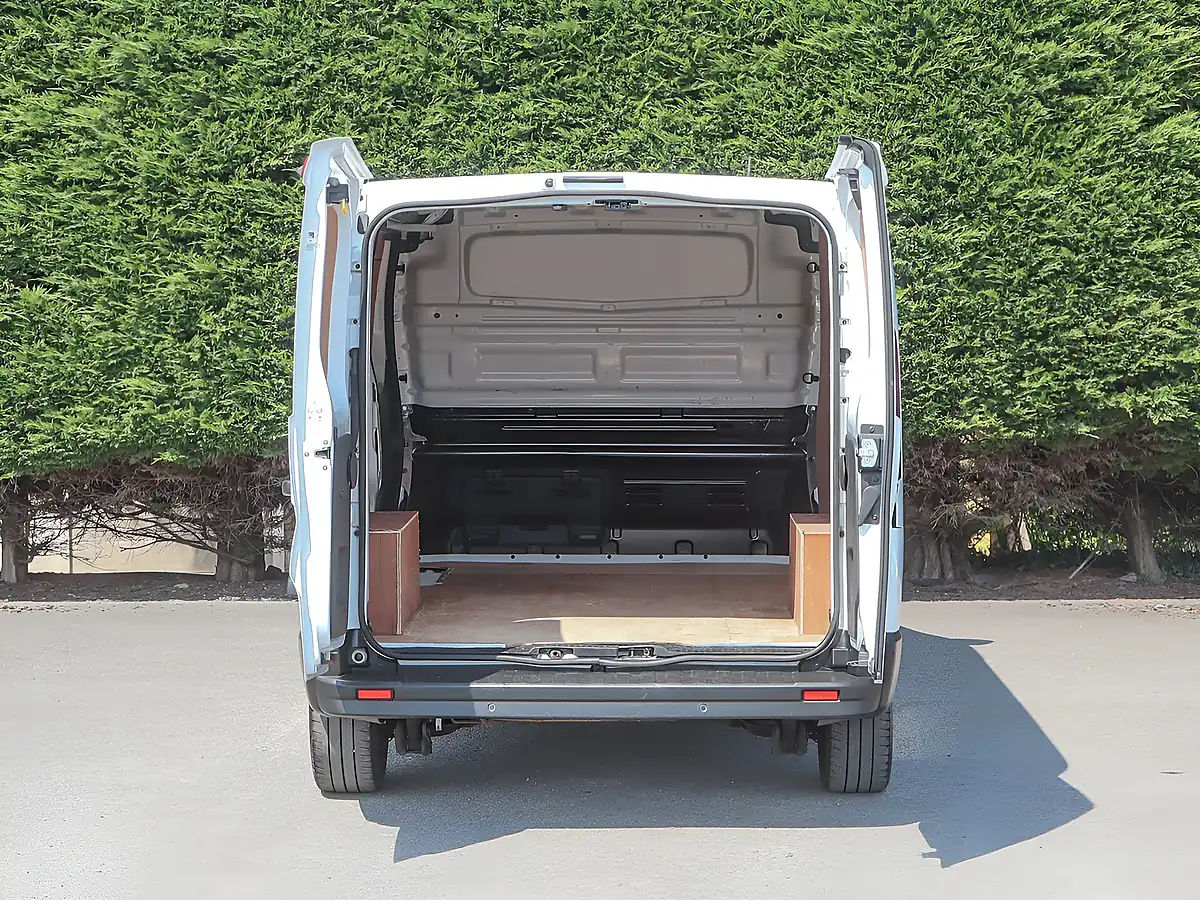 Used 2023 Nissan Primastar Tekna White - Interior and Exterior details 9