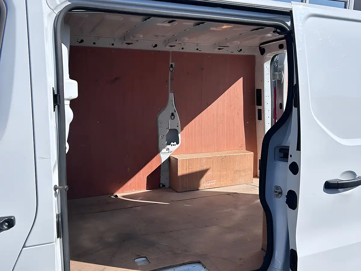 Used 2023 Nissan Primastar Visia White - Interior and Exterior details 14