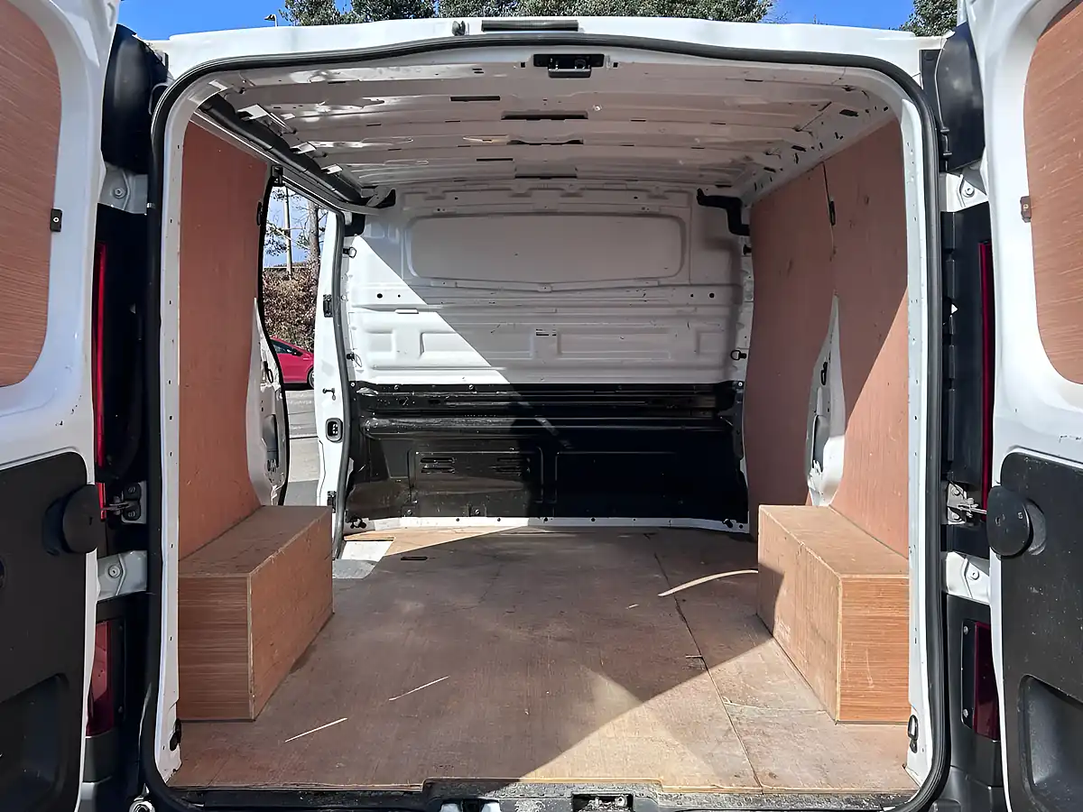Used 2023 Nissan Primastar Visia White - Interior and Exterior details 15