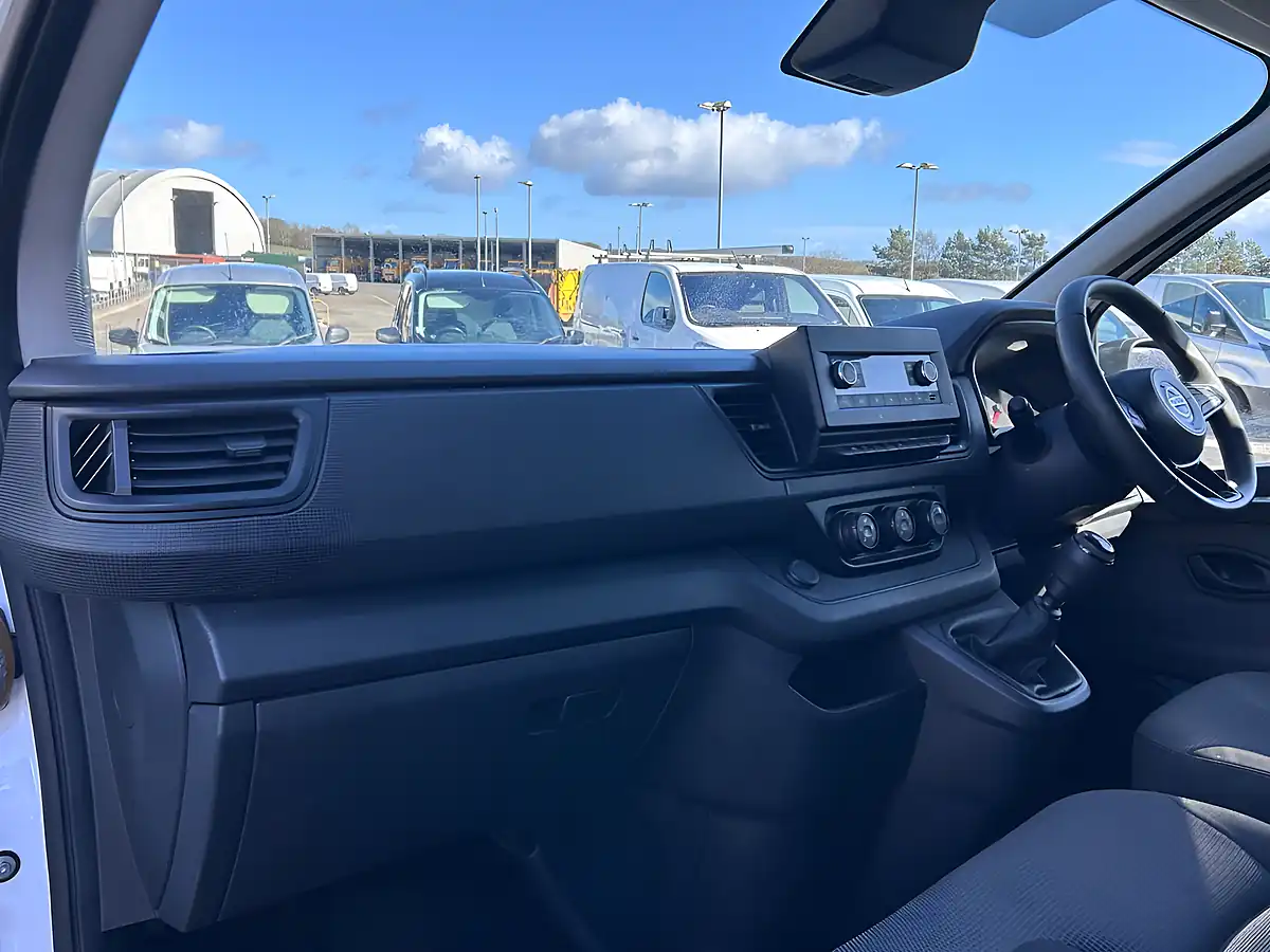 Used 2023 Nissan Primastar Visia White - Interior and Exterior details 17