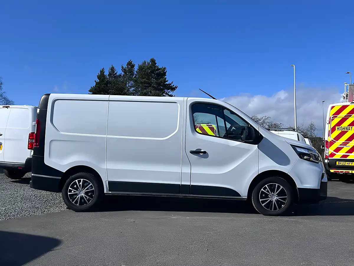Used 2023 Nissan Primastar Visia White - Interior and Exterior details 3