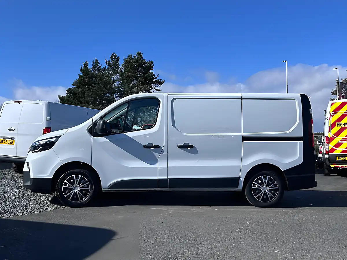 Used 2023 Nissan Primastar Visia White - Interior and Exterior details 8