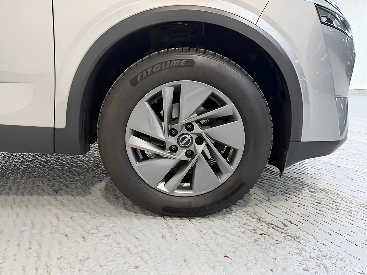 Used 2023 Nissan Qashqai Acenta Premium Blade Silver - Interior and Exterior details 4