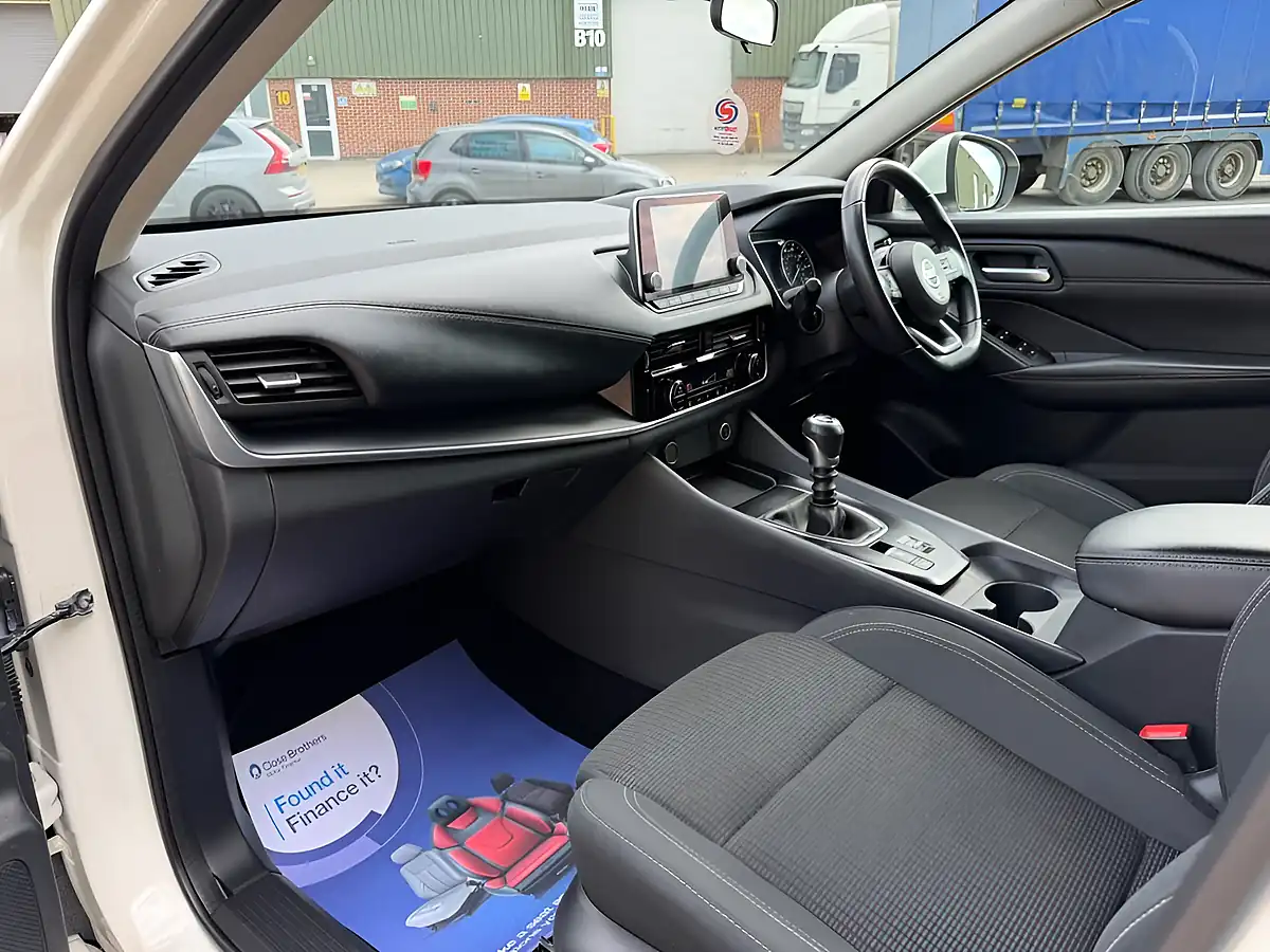 Used 2023 Nissan Qashqai Acenta Premium White - Interior and Exterior details 17