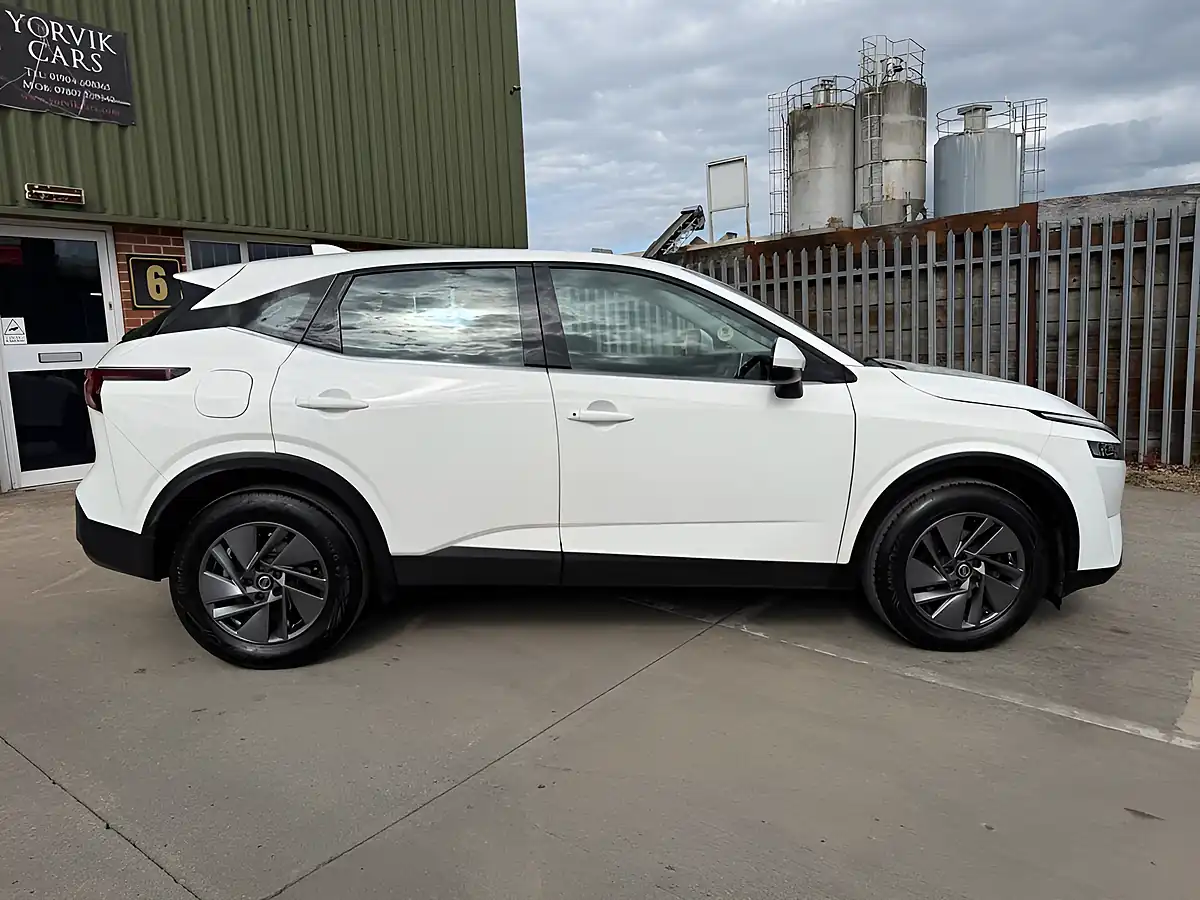 Used 2023 Nissan Qashqai Acenta Premium White - Interior and Exterior details 7