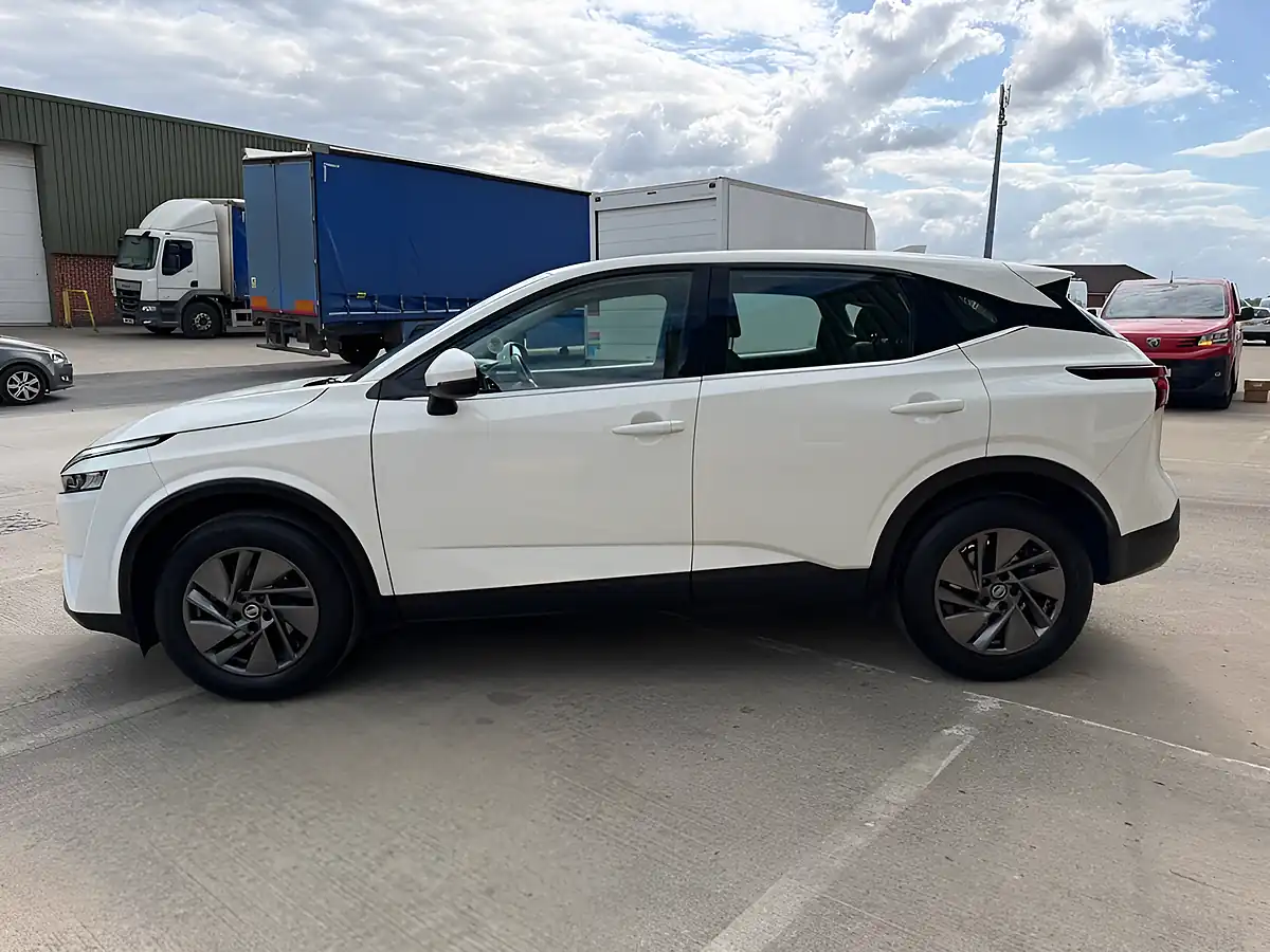Used 2023 Nissan Qashqai Acenta Premium White - Interior and Exterior details 8
