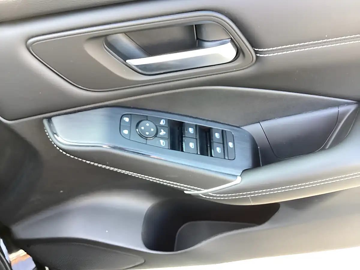 Used 2023 Nissan Qashqai N-Connecta Black - Interior and Exterior details 13