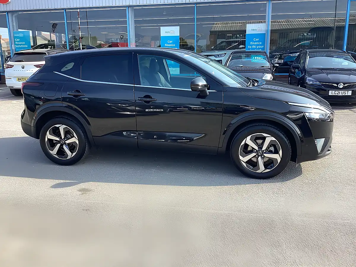 Used 2023 Nissan Qashqai N-Connecta Black - Interior and Exterior details 8