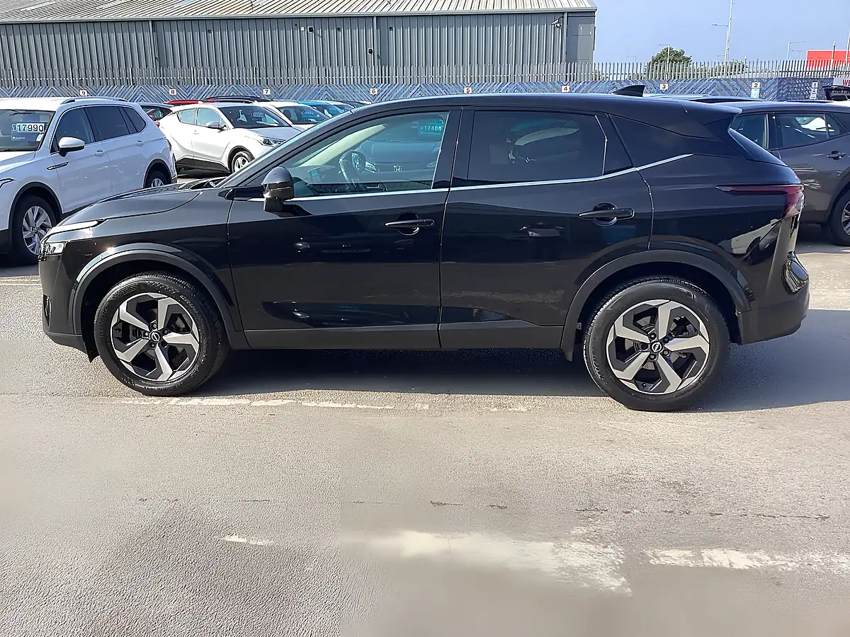 Used 2023 Nissan Qashqai N-Connecta Black - Interior and Exterior details 9