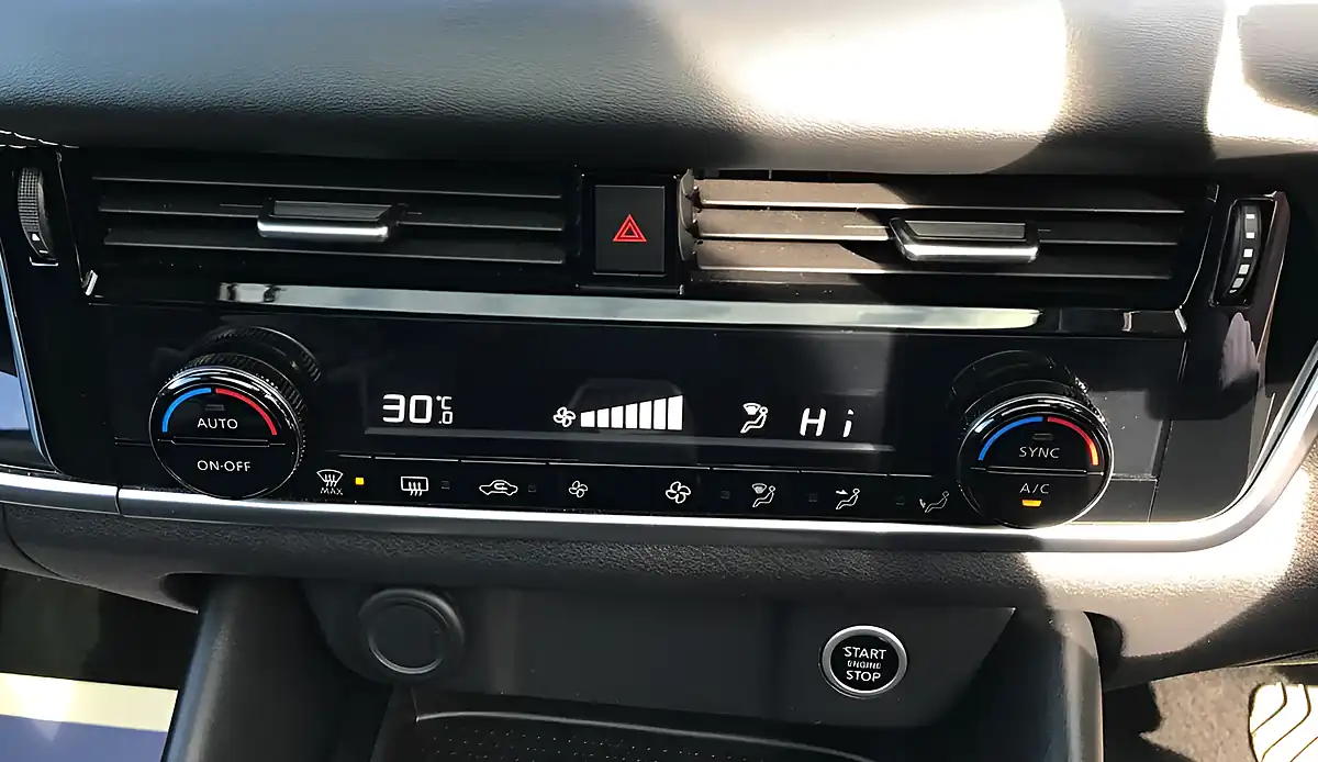 Used 2023 Nissan Qashqai N-Connecta Blue - Interior and Exterior details 12