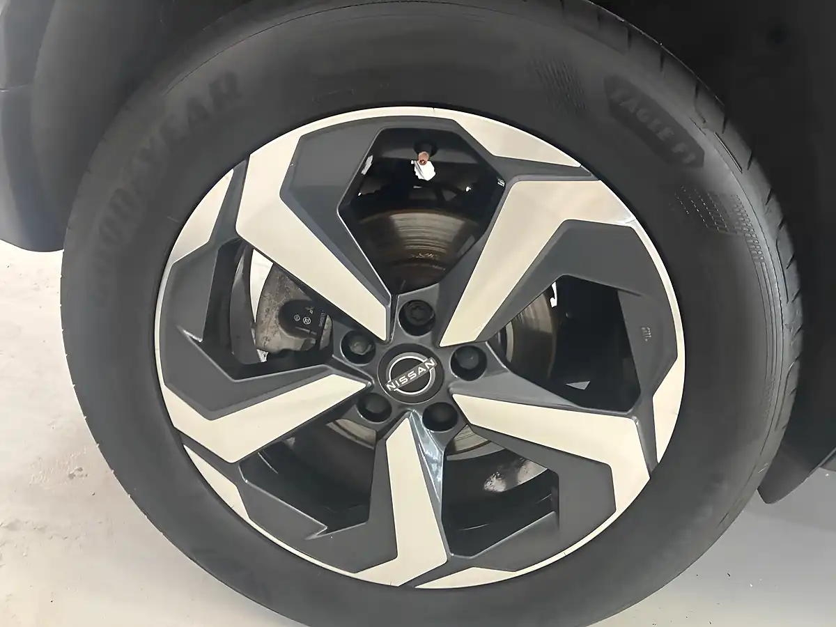 Used 2023 Nissan Qashqai N-Connecta Grey - Interior and Exterior details 7