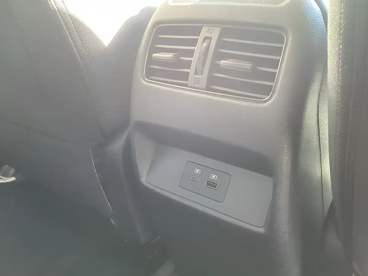 Used 2023 Nissan Qashqai N-Connecta Red - Interior and Exterior details 14