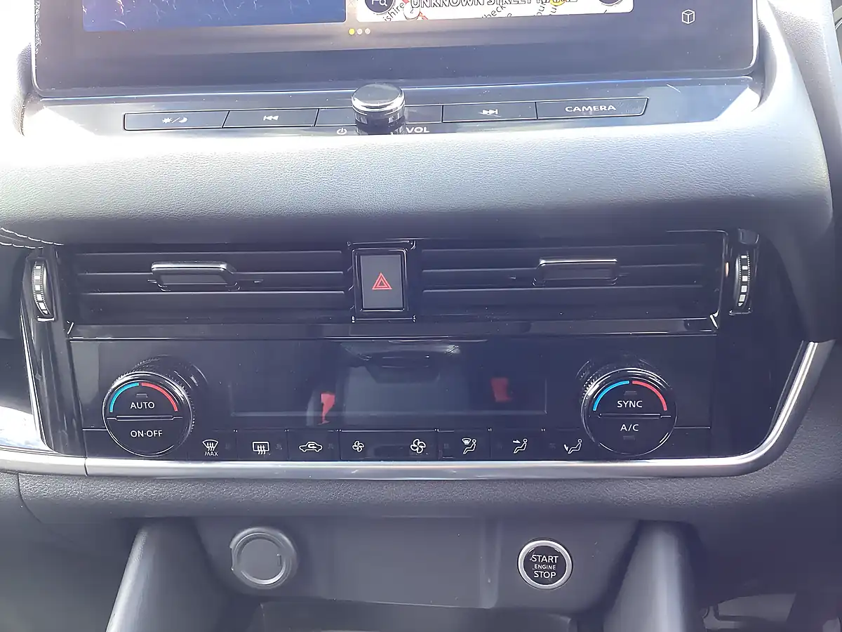 Used 2023 Nissan Qashqai N-Connecta Red - Interior and Exterior details 15