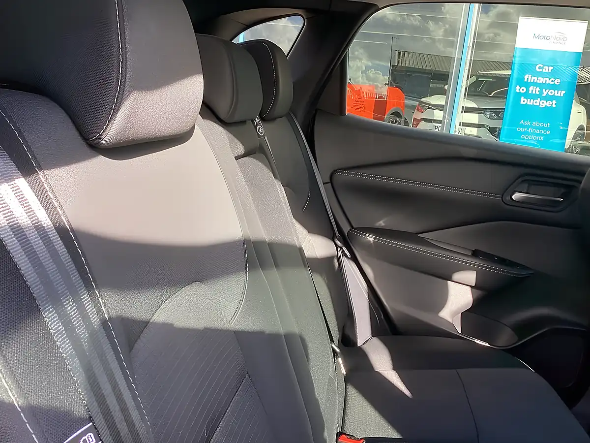 Used 2023 Nissan Qashqai N-Connecta Red - Interior and Exterior details 16