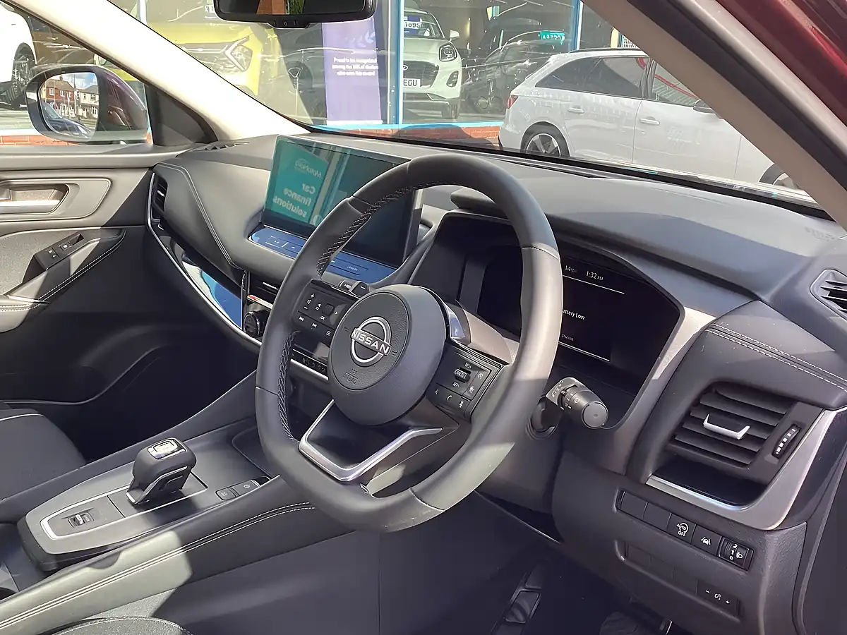 Used 2023 Nissan Qashqai N-Connecta Red - Interior and Exterior details 7