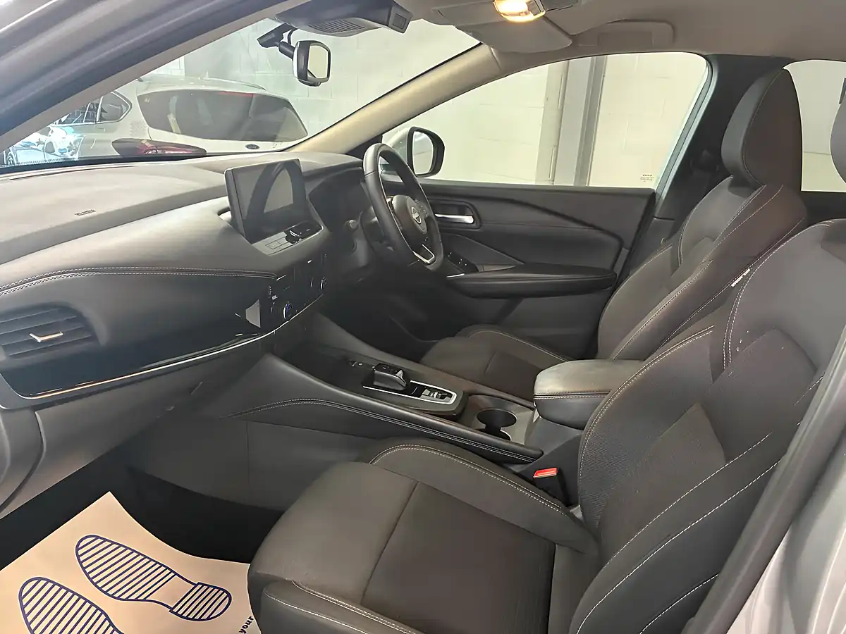 Used 2023 Nissan Qashqai N-Connecta Silver - Interior and Exterior details 7